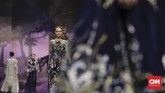 Jelang peragaan, Biyan mengungkapkan dirinya menyukai palet warna Ivan Makarov yang menurutnya sangat feminin, cantik, lembut, dan merefleksikan segala sesuatu soal wanita. (CNNIndonesia/Adhi Wicaksono)