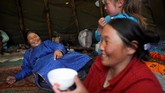 Pemerintah kini memberikan sejumlah uang sebagai kompensasi larangan berburu, tapi banyak penggembala Dukha merasa kehilangan separuh identitasnya. (REUTERS/Thomas Peter)