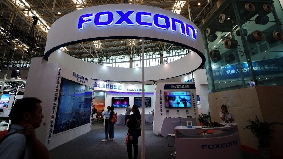 Visitors are seen at a Foxconn booth at the World Intelligence Congress in Tianjin, China May 19, 2018. Picture taken May 19, 2018. REUTERS/Stringer ATTENTION EDITORS - THIS IMAGE WAS PROVIDED BY A THIRD PARTY. CHINA OUT.