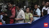 Ratusan warga rela antri untuk menukarkan uang pecahan kecil di Lapangan IRTI Monas. (CNN Indonesia/ Hesti Rika)