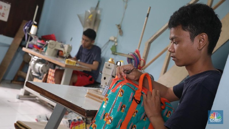 mengintip rumah daur ulang milik Heriyanti yang memproduksi sampah plastik menjadi tas, dompet dan aksesoris lainnya