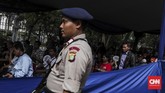 Sejumlah pengamanan disiapkan untuk mengamankan penukaran uang pecahan kecil di kawasan IRTI, Monas. (CNN Indonesia/ Hesti Rika)
