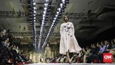 Desainer Biyan mengeluarkan koleksi busana terbarunya untuk Spring/Summer 2019 yang terinspirasi dari lukisan pelukis Rusia Kuzmich Makarov. Ia menyuguhkan 125 potongan busana, di Ritz Carlton Pacific Place, Jakarta, Selasa (22/5).(CNNIndonesia/Adhi Wicaksono)