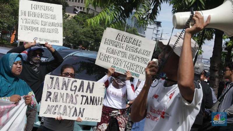 Mereka melakukan aksi dengan memborgol tangan.