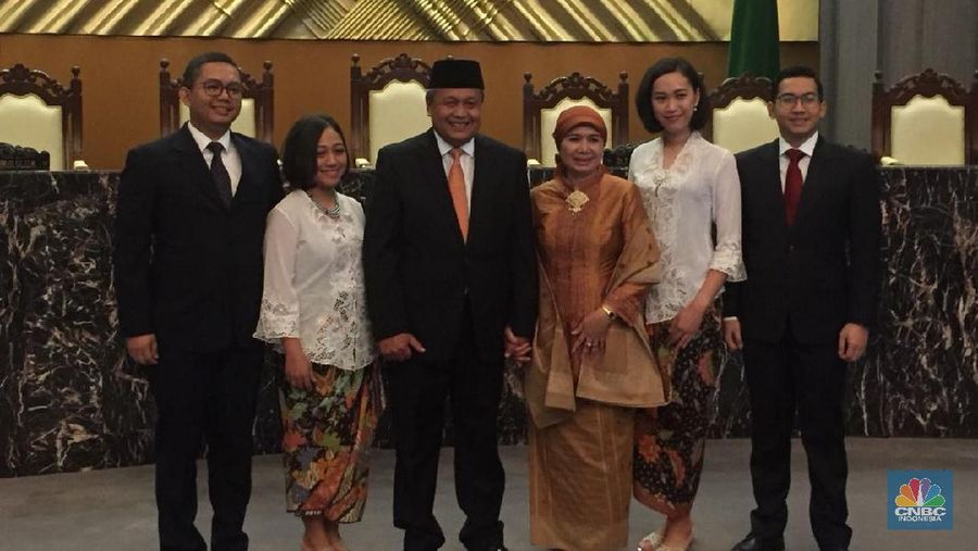 Gubernur Bank Indonesia (BI) Perry Warjiyo memberikan pernyataan pertamanya usai dilantik di Mahkamah Agung (MA).