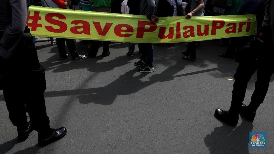 Mereka melakukan aksi dengan memborgol tangan.