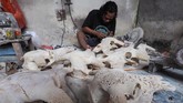 I Gede Parna telah menekuni pekerjaan sebagai pengukir kepala kerbau sejak puluhan tahun lalu. Kini, hasil karyanya banyak diminati turis mancanegara. (Anadolu Agency/Mahendra Moonstar)