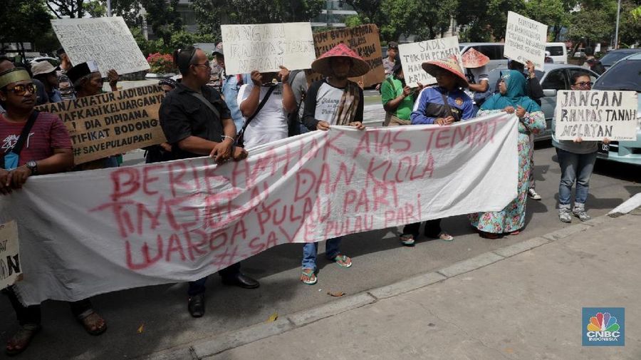 Mereka melakukan aksi dengan memborgol tangan.