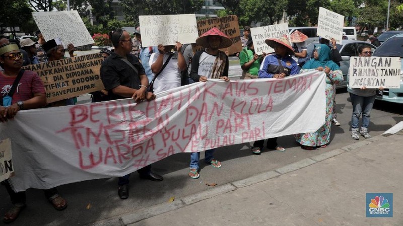 Mereka melakukan aksi dengan memborgol tangan.