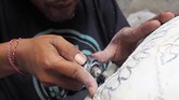 Ukiran seni kepala kerbau hasil karya I Gede Parna biasanya dipajang di salah satu toko suvenir di Gianyar, Bali. (Anadolu Agency/Mahendra Moonstar)