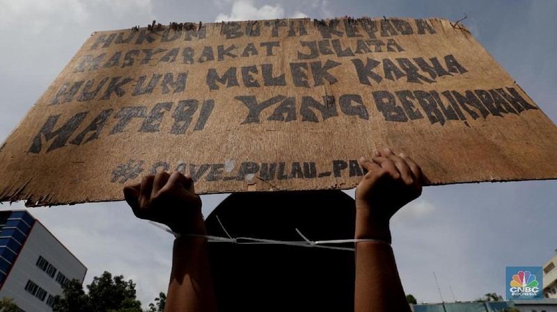 Mereka melakukan aksi dengan memborgol tangan.