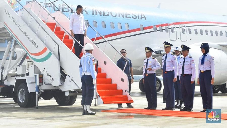 Presiden Jokowi Lakukan Pendaratan Perdana di Bandara Internasional Jawa Barat (Presiden Jokowi Lakukan Pendaratan Perdana di Bandara Internasional Jawa Barat)