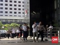 Tiba di KPK, Bupati Buton Selatan Tenteng Koran dan Bungkam