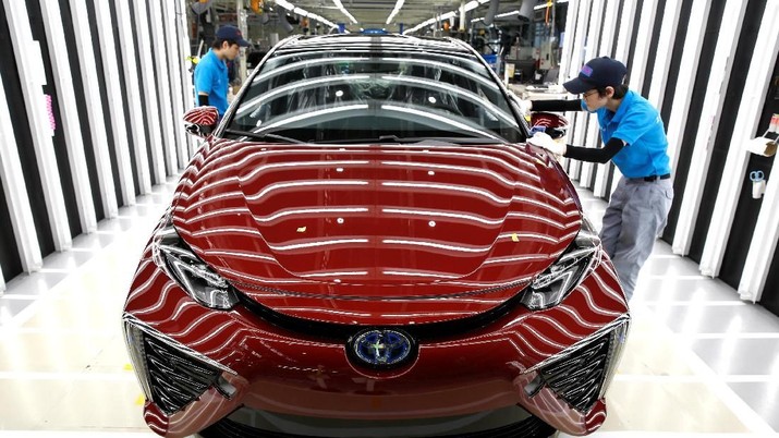 Employees of Toyota Motor Corp. work on the assembly line of Mirai fuel cell vehicle (FCV) at the company's Motomachi plant in Toyota, Aichi prefecture, Japan, May 17, 2018. Picture taken May 17, 2018.  REUTERS/Issei Kato