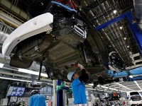 Pabrik Libur 10 Hari, Produksi Toyota & Daihatsu Anjlok 50%
