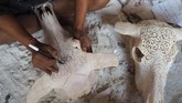 Ukiran tangan I Gede Parna di sekitar dahi hingga tulang hidung kepala kerbau memiliki detail yang rumit, namun penuh presisi. (Anadolu Agency/Mahendra Moonstar)