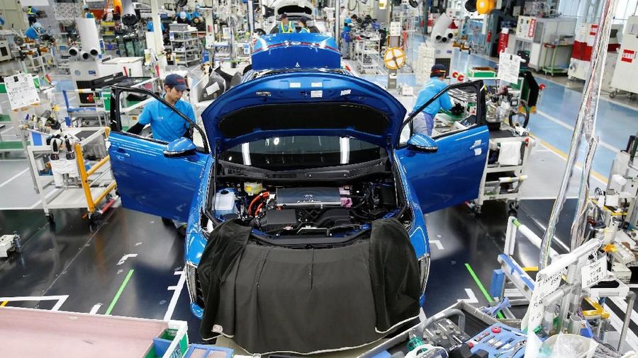 Employees of Toyota Motor Corp. work on the assembly line of Mirai fuel cell vehicle (FCV) at the company's Motomachi plant in Toyota, Aichi prefecture, Japan, May 17, 2018. Picture taken May 17, 2018.  REUTERS/Issei Kato