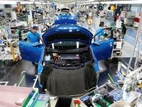 Toyota Tarik 2,4 Juta Mobil Prius dan Auris