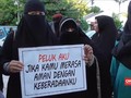 VIDEO: Wanita Bercadar Gelar Aksi 'Peluk Aku'
