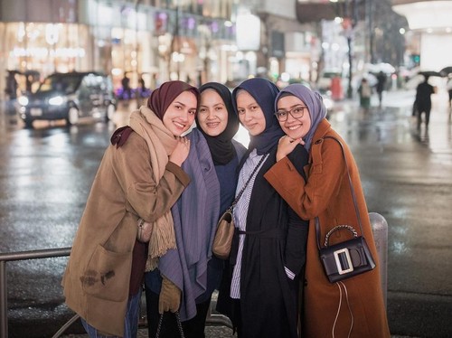 Takjub! Ibu Rumah Tangga Ini Jual 30 Ribu Hijab dalam 5 Menit Takjub! Ibu Rumah Tangga Ini Jual 30 Ribu Hijab dalam 5 Menit