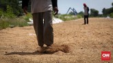 Data BPS melansir, Produk Domestik Bruto (PDB) Indonesia pada kuartal II 2017 masih didominasi oleh tiga lapangan usaha utama, yaitu industri pengolahan (20,26 persen), pertanian, kehutanan dan perikanan (13,92 persen), dan perdagangan besar, eceran, reparasi mobil, sepeda motor (13,03 persen). (CNNIndonesia/Safir Makki)