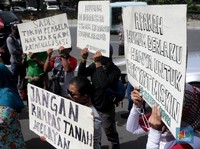 Aksi Borgol Tangan Warnai Sidang Sengketa Tanah