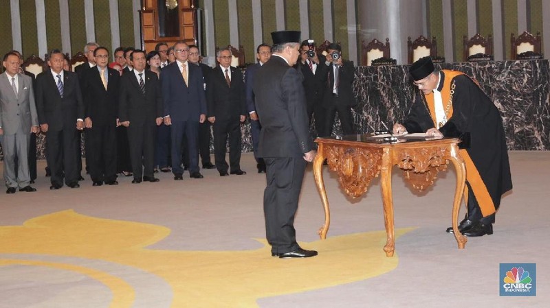 Mahkamah Agung (MA) resmi melantik Perry Warjiyo sebagai Gubernur Bank Indonesia (BI)