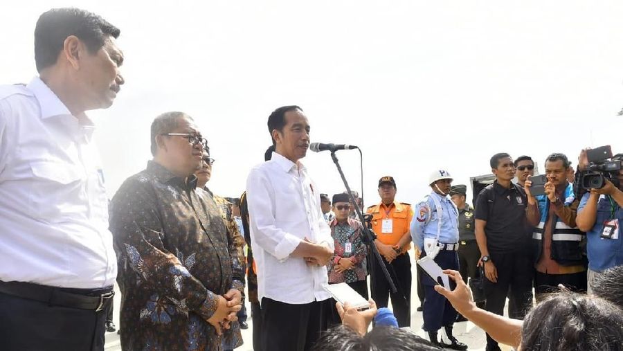 Presiden Joko Widodo hari ini membuka operasional Bandara Kertajati.