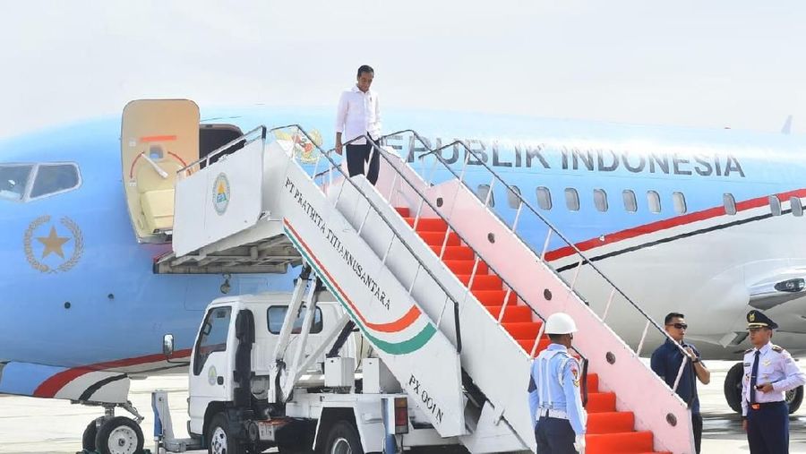 Presiden Jokowi Lakukan Pendaratan Perdana di Bandara Internasional Jawa Barat (Biro Setpres0