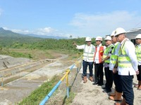 FOTO: Saat Jokowi Tinjau Proyek Bendungan Kuningan