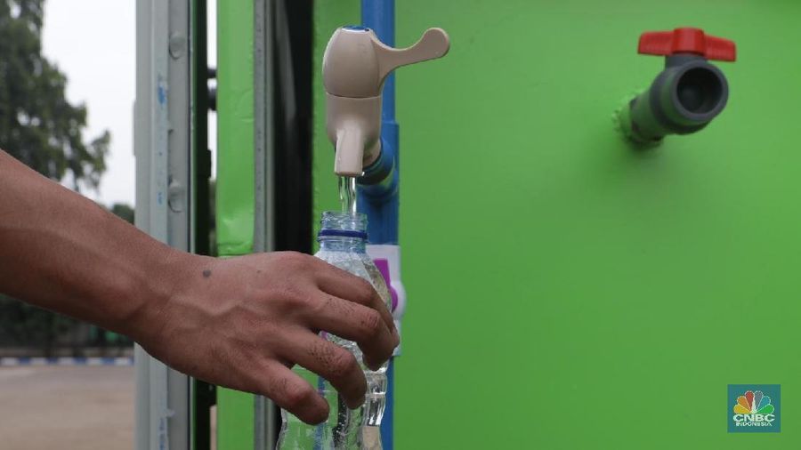 Pekerja mengolah saringan air di pengolahan Air Limbah (IPAL) PAL-Adrich Tech System di Instalasi Pengolahan Lumpur Tinja (IPLT) Duri Kosambi, Cengkareng, Jakarta Barat, Jumat (25/5). PAL-Adrich Tech System merupakan mesin yang mengolah air limbah tinja menjadi air bersih.  Penemuan itu diciptakan oleh dua orang warga Indonesia asal Sumatera Barat Andrian dan Chairunnas (Andrich). Kepala Sub IPLT Duri Kosambi Rommel Benny Sitompul mengatakan mesin yang dibawah naungan PD PAL Jaya ini air limbah tinja hanya perlu diproses 30 menit dan siap untuk dikonsumsi sebagai air bersih. Kendati bisa dikonsumsi namun untuk saat ini lebih tepat digunakan untuk kebutuhan sehari-hari atau kebutuhan menyiram tanaman kota belum bisa untuk diminum secara langsung.  IPLT Duri Kosambi ini dalam sehari mengolah 80 meter kubik limbah dari 150 meter kubik limbah yang masuk ke IPLT Duri Kosambi setiap hari dengan sebanyak 100 truk pengangkut limbah.  (CNBC Indonesia/Muhammad Sabki)