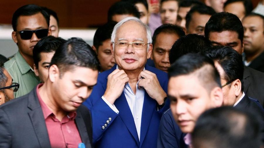 Polisi mengatakan lebih dari 12.000 perhiasan, 423 jam tangan, dan 567 tas mewah disita dari enam kediaman yang terkait dengan Najib Razak.