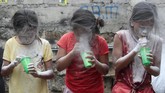 Wajah para perempuan tertutup serbuk putih dalam sebuah perayaan mengingat Santa Rita de Cascia di Baclaran, kota Paranaque, Metro Manila, Filipina. (REUTERS/Romeo Ranoco)