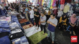 FOTO: Menyeruak 'Ruang Sempit' Salat Jumat di Tanah Abang