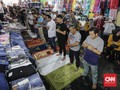 FOTO: Menyeruak 'Ruang Sempit' Salat Jumat di Tanah Abang