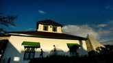 Sore di Masjid Tua Katangka Gowa, Sulawesi Selatan. Itu merupakan masjid tertua di Sulawesi Selatan yang dibangun pada 1603. Di sekitarnya, terdapat makam keturunan raja-raja Gowa. (ANTARA FOTO/Yusran Uccang)