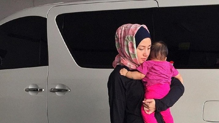 5 Gaya Istri Pejabat Indonesia Pakai Tas Puluhan Juta Rupiah