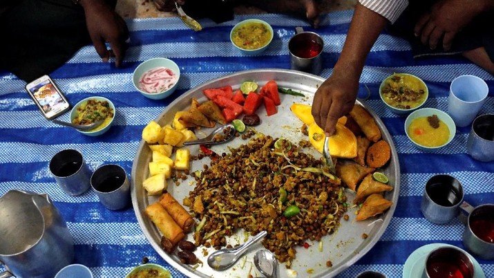 Sajian Buka di Thailand Muslims eat their meal on the first Friday of the holy fasting month of Ramadan inside a mosque in Bangkok, Thailand, May 18, 2018. REUTERS/Soe Zeya Tun