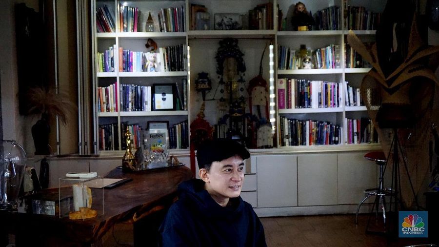 Rinaldy Yunardi atau akrab disapa Yung Yung merupakan desainer aksesori asal Indonesia yang karyanya telah dipakai berbagai selebriti dunia.