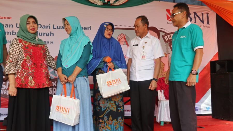 PT Bank Negara Indonesia (Persero) Tbk menyalurkan 6.000 paket sembako murah kepada keluarga Pekerja Migran Indonesia (PMI)