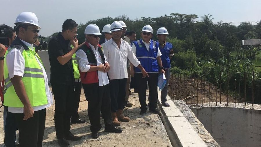 Tol Pemalang-Batang dengan nilai investasi sekitar Rp 6 triliun, diprediksi selesai dan bisa dioperasikan pada akhir 2018.