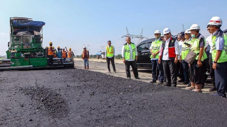 Tol Pemalang-Batang dengan nilai investasi sekitar Rp 6 triliun, diprediksi selesai dan bisa dioperasikan pada akhir 2018.