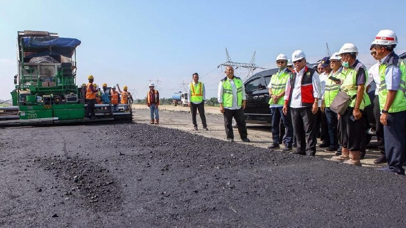 Tol Pemalang-Batang dengan nilai investasi sekitar Rp 6 triliun, diprediksi selesai dan bisa dioperasikan pada akhir 2018.