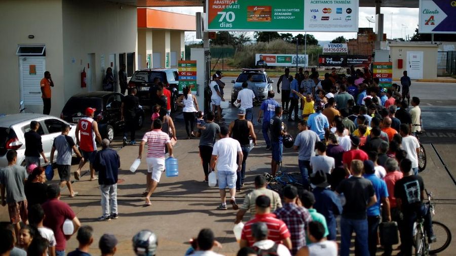 Demo supir truk di Brasill, blokir jalan membuat pasokan bahan bakar, makanan dan obat-obatan terhambat.