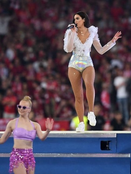 Gaya Seksi Sporty Dua Lipa Pakai Leotard Buka Final Liga 