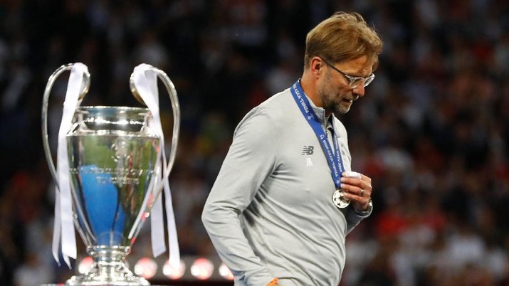 Soccer Football - Champions League Final - Real Madrid v Liverpool - NSC Olympic Stadium, Kiev, Ukraine - May 26, 2018   Liverpool manager Juergen Klopp walks past the trophy with his medal after the match                                REUTERS/Kai Pfaffenbach