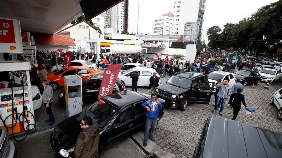Demo supir truk di Brasill, blokir jalan membuat pasokan bahan bakar, makanan dan obat-obatan terhambat.