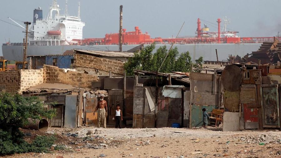 Pembongkaran kapal di Gadani menggunakan sejumlah besar tenaga kerja lokal yang dibayar murah dengan bantuan mekanis minimal.