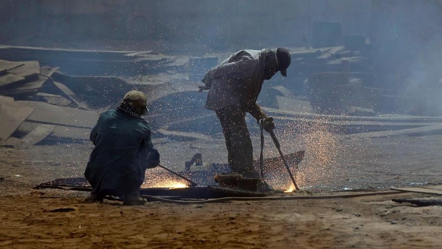 Pembongkaran kapal di Gadani menggunakan sejumlah besar tenaga kerja lokal yang dibayar murah dengan bantuan mekanis minimal.