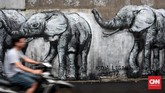 Gambar Gajah yang terlukis dari ide warga untuk menghiasi Gang Abdul Jabar. Gagasan untuk melukis tembok Gang dengan nuansa Islami di gagas oleh seniman lokal gang Abdul Jabar, Saipul Bahri dan kawan-kawan seniman lainnya. (CNN Indonesia/Andry Novelino)